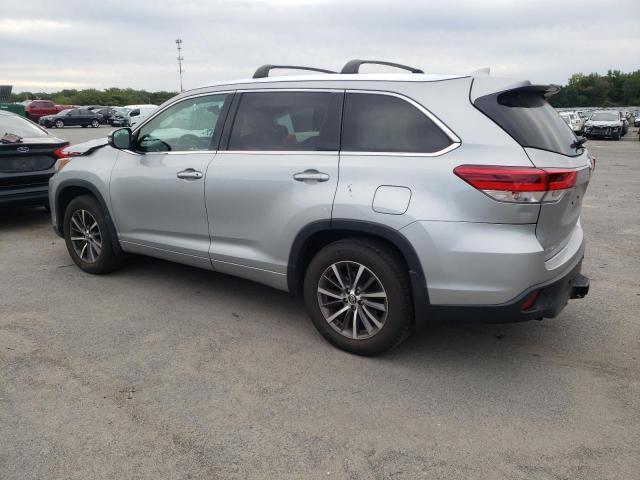 5TDJZRFH9HS360355 - 2017 TOYOTA HIGHLANDER SE SILVER photo 2