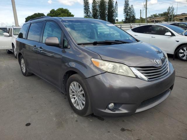 5TDYK3DC7DS389872 - 2013 TOYOTA SIENNA XLE GRAY photo 4