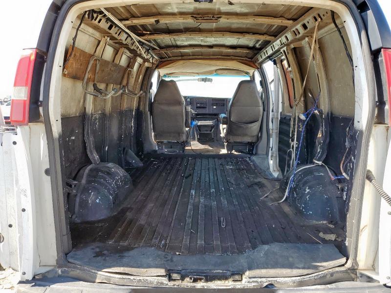 1GCGG25V371121846 - 2007 CHEVROLET EXPRESS G2 WHITE photo 10