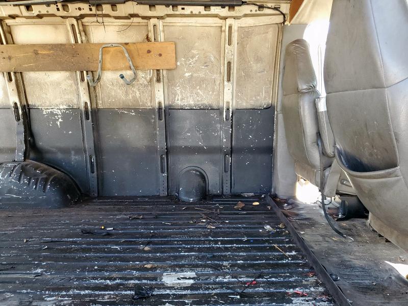 1GCGG25V371121846 - 2007 CHEVROLET EXPRESS G2 WHITE photo 11