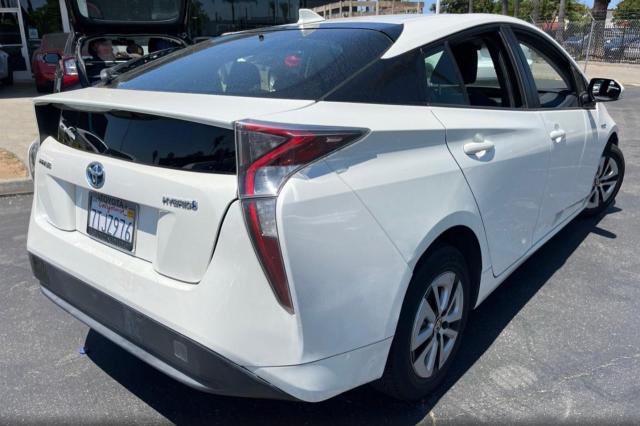 JTDKARFU1G3020710 - 2016 TOYOTA PRIUS WHITE photo 4