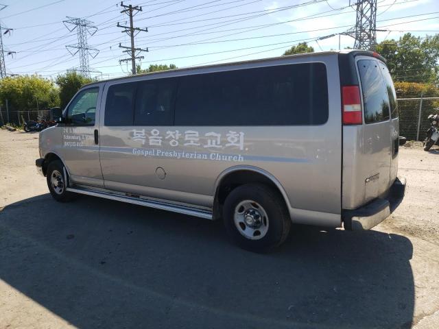 1GAHG39K581117298 - 2008 CHEVROLET EXPRESS G3 SILVER photo 2