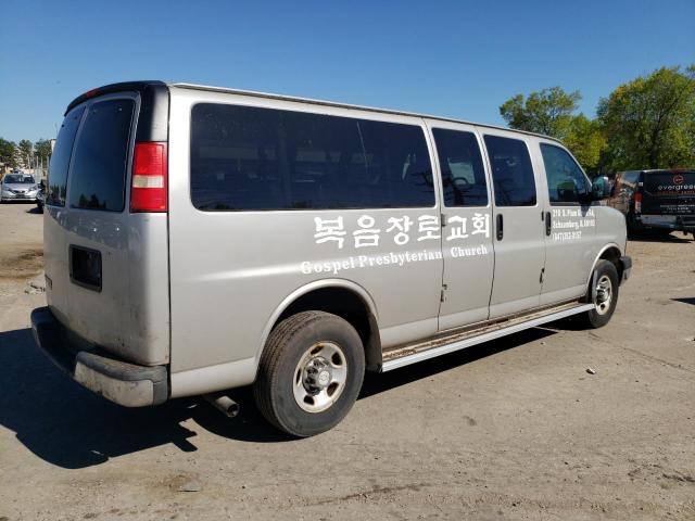 1GAHG39K581117298 - 2008 CHEVROLET EXPRESS G3 SILVER photo 3