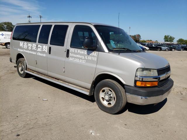 1GAHG39K581117298 - 2008 CHEVROLET EXPRESS G3 SILVER photo 4