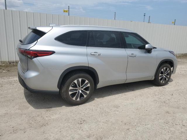 5TDGZRAH5NS101472 - 2022 TOYOTA HIGHLANDER XLE ვერცხლისფერი ფოტო 3
