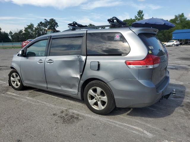 5TDKK3DC0DS304084 - 2013 TOYOTA SIENNA LE SILVER photo 2