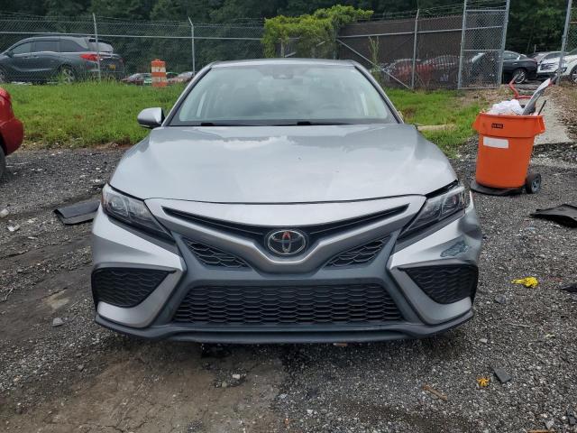 4T1G11AK7PU778229 - 2023 TOYOTA CAMRY SE NIGHT SHADE SILVER photo 5
