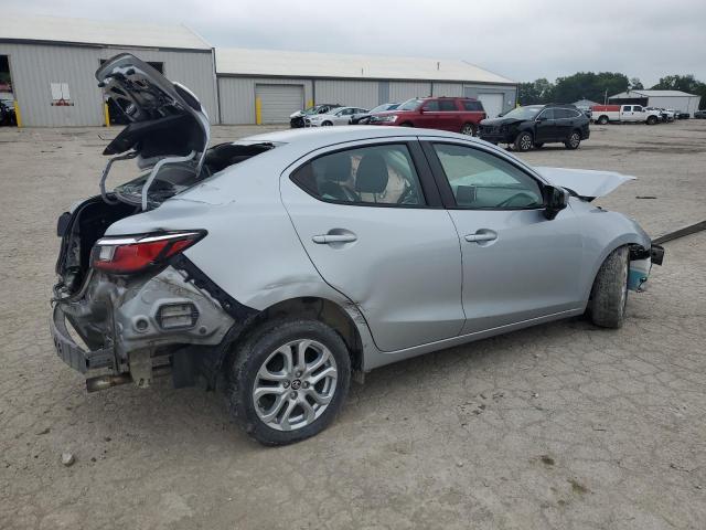 3MYDLBYV2JY312253 - 2018 TOYOTA YARIS IA GRAY photo 3