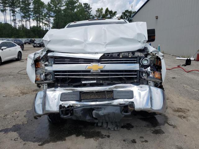 1GC1KUEG9JF277448 - 2018 CHEVROLET SILVERADO K2500 HEAVY DUTY WHITE photo 5