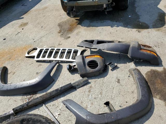 1J4GL48KX4W129766 - 2004 JEEP LIBERTY SPORT 银色 照片 13