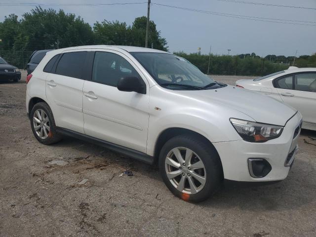 4A4AP3AU5FE033695 - 2015 MITSUBISHI OUTLANDER ES WHITE photo 4