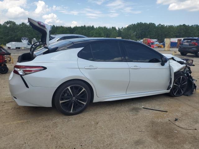 4T1B61HK2JU133738 - 2018 TOYOTA CAMRY XSE WHITE photo 3