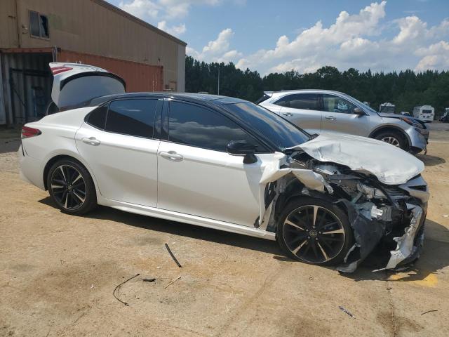 4T1B61HK2JU133738 - 2018 TOYOTA CAMRY XSE WHITE photo 4