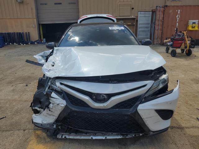 4T1B61HK2JU133738 - 2018 TOYOTA CAMRY XSE WHITE photo 5