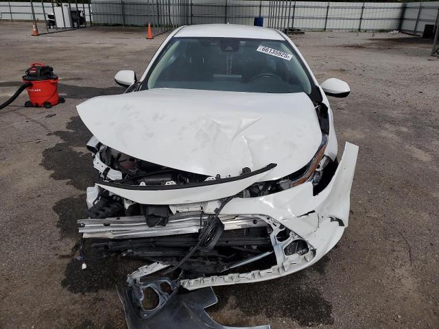 5YFEPMAEXNP342216 - 2022 TOYOTA COROLLA LE WHITE photo 5