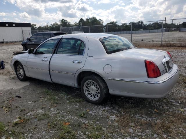 1LNHM82W11Y728044 - 2001 LINCOLN TOWN CAR SIGNATURE SILVER photo 2