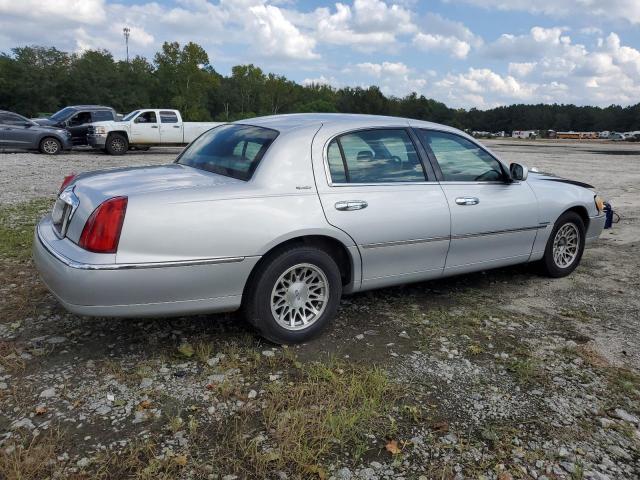 1LNHM82W11Y728044 - 2001 LINCOLN TOWN CAR SIGNATURE SILVER photo 3