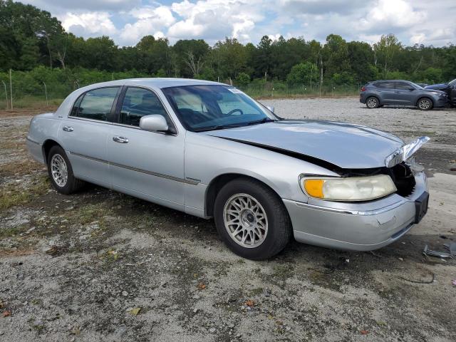 1LNHM82W11Y728044 - 2001 LINCOLN TOWN CAR SIGNATURE SILVER photo 4