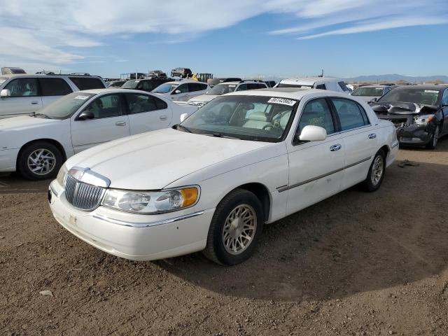 1LNFM82W8XY600304 - 1999 LINCOLN TOWN CAR SIGNATURE WHITE photo 2