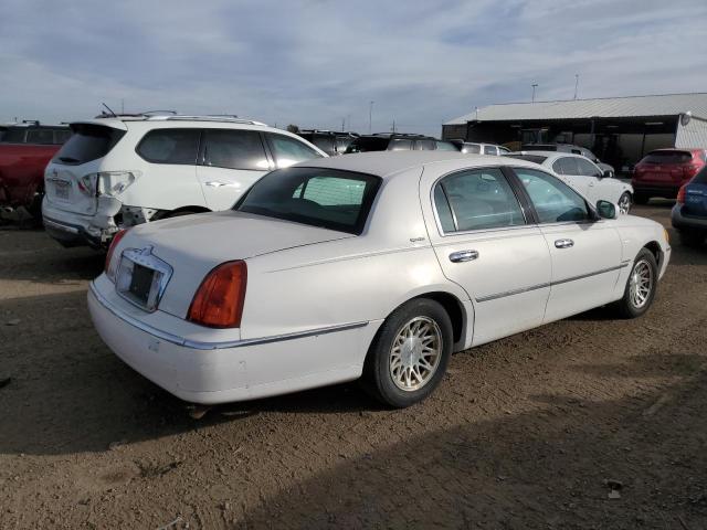 1LNFM82W8XY600304 - 1999 LINCOLN TOWN CAR SIGNATURE WHITE photo 4