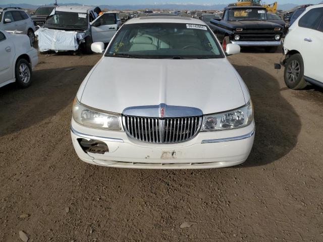 1LNFM82W8XY600304 - 1999 LINCOLN TOWN CAR SIGNATURE WHITE photo 9