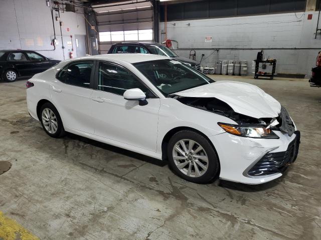 4T1C11AK7NU649421 - 2022 TOYOTA CAMRY LE WHITE photo 4