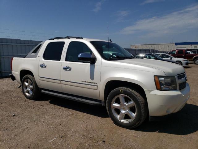 3GNTKGE3XBG110045 - 2011 CHEVROLET AVALANCHE LTZ WHITE photo 4