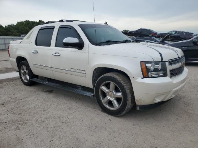 3GNMCGE0XCG243400 - 2012 CHEVROLET AVALANCHE LTZ WHITE photo 4