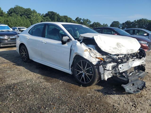 4T1G11AK5RU890207 - 2024 TOYOTA CAMRY SE NIGHT SHADE WHITE photo 4