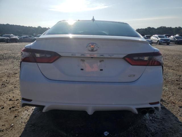 4T1G11AK5RU890207 - 2024 TOYOTA CAMRY SE NIGHT SHADE WHITE photo 6