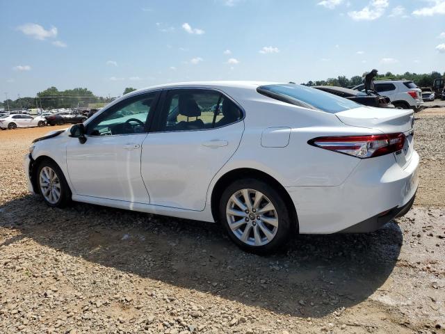 4T1B11HK9JU070233 - 2018 TOYOTA CAMRY L WHITE photo 2