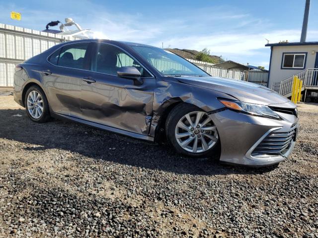 4T1C11AK8NU642641 - 2022 TOYOTA CAMRY LE 灰色 照片 4
