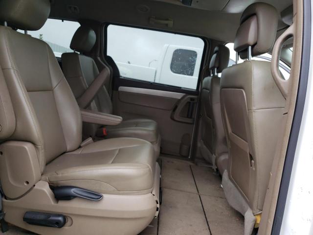 2C4RVABG8CR392423 - 2012 VOLKSWAGEN ROUTAN SE WHITE photo 11