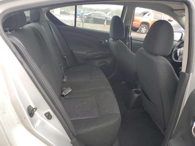 3N1CN7AP1JL844977 - 2018 NISSAN VERSA S ვერცხლისფერი ფოტო 10