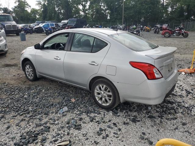 3N1CN7AP1JL844977 - 2018 NISSAN VERSA S ვერცხლისფერი ფოტო 2