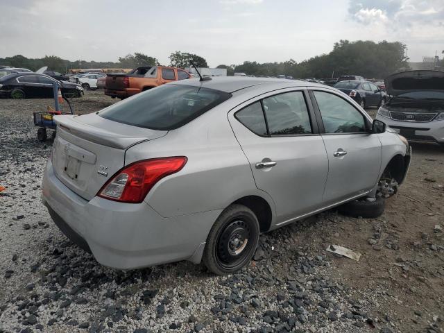3N1CN7AP1JL844977 - 2018 NISSAN VERSA S ვერცხლისფერი ფოტო 3
