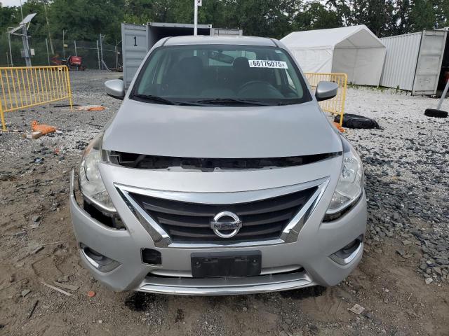 3N1CN7AP1JL844977 - 2018 NISSAN VERSA S ვერცხლისფერი ფოტო 5