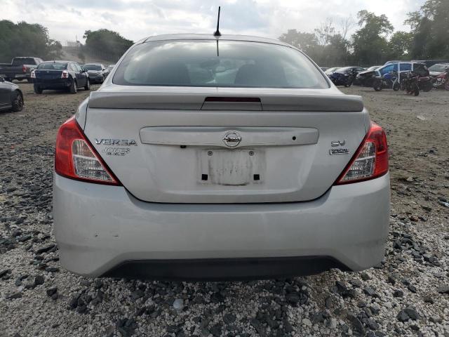 3N1CN7AP1JL844977 - 2018 NISSAN VERSA S ვერცხლისფერი ფოტო 6