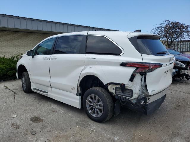 5TDKSKFC4NS072338 - 2022 TOYOTA SIENNA LE WHITE photo 2