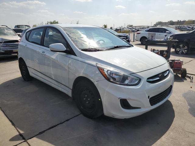 KMHCT5AE4GU273386 - 2016 HYUNDAI ACCENT SE WHITE photo 4