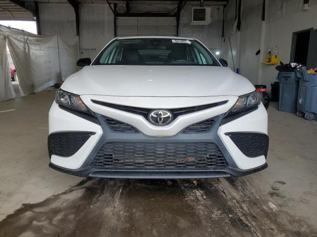 4T1G11AKXNU020737 - 2022 TOYOTA CAMRY SE WHITE photo 5