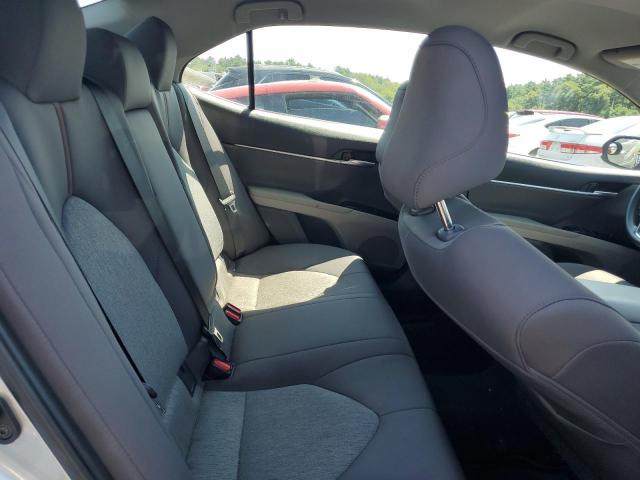 4T1B11HK7JU653853 - 2018 TOYOTA CAMRY L SILVER photo 10