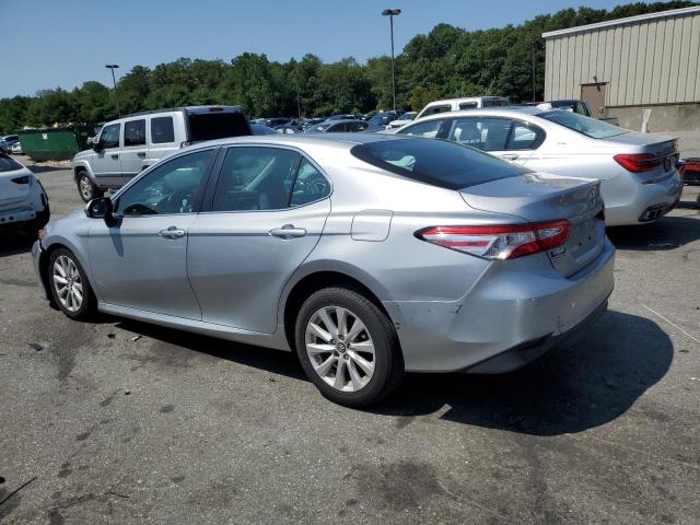 4T1B11HK7JU653853 - 2018 TOYOTA CAMRY L SILVER photo 2