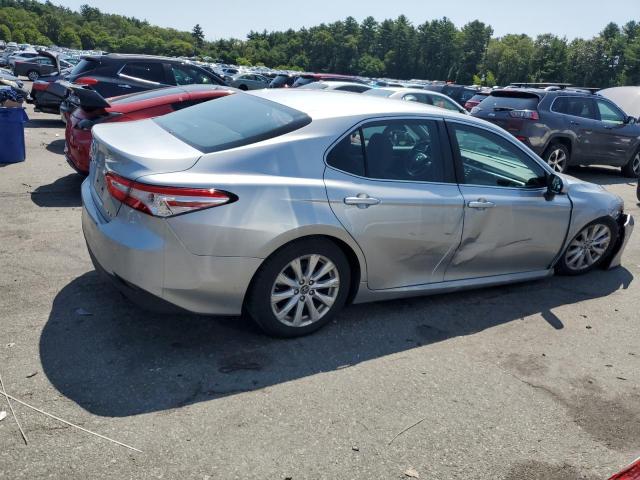 4T1B11HK7JU653853 - 2018 TOYOTA CAMRY L SILVER photo 3