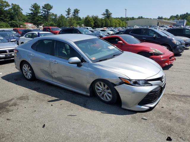 4T1B11HK7JU653853 - 2018 TOYOTA CAMRY L SILVER photo 4