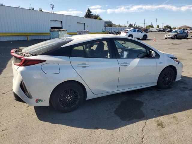 JTDKARFP3H3022714 - 2017 TOYOTA PRIUS PRIM WHITE photo 3