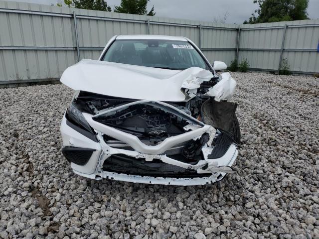 4T1G11AK6RU251673 - 2024 TOYOTA CAMRY SE NIGHT SHADE WHITE photo 5