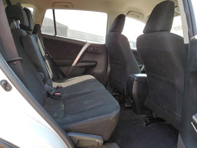 JTMZFREVXJJ209529 - 2018 TOYOTA RAV4 LE Blanc photo 11