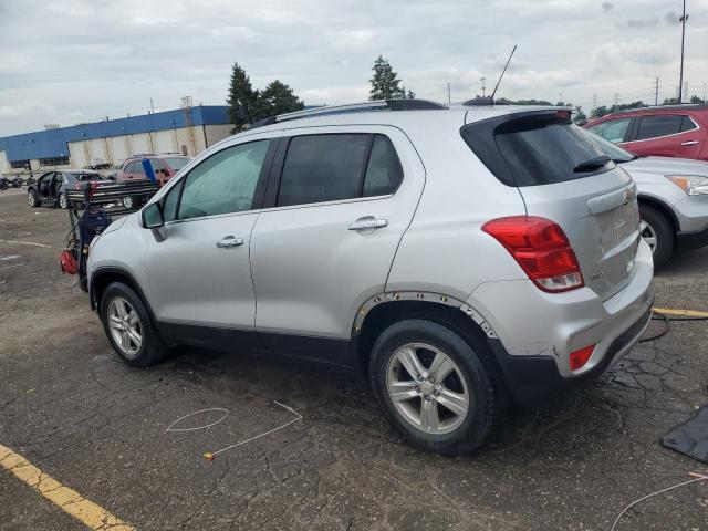 KL7CJLSB5JB637706 - 2018 CHEVROLET TRAX 1LT Silber Foto 2