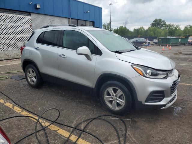 KL7CJLSB5JB637706 - 2018 CHEVROLET TRAX 1LT Silber Foto 4